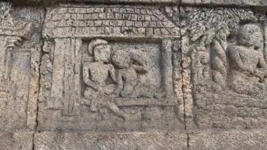 Penataran tapınağının taş duvarlarına oymalar. Penataran tapınağı Endonezya 'daki tapınaklardan biridir.