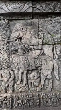 Penataran tapınağının taş duvarlarına oymalar. Penataran tapınağı Endonezya 'daki tapınaklardan biridir.