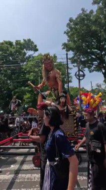 Ogoh-ogoh Festivali (Tawung Agung Kesanga) Bali 'nin Sessizlik Günü' ne (Nyepi Günü) hoş geldiniz.)