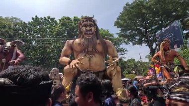 Ogoh-ogoh Festivali (Tawung Agung Kesanga) Bali 'nin Sessizlik Günü' ne (Nyepi Günü) hoş geldiniz.)