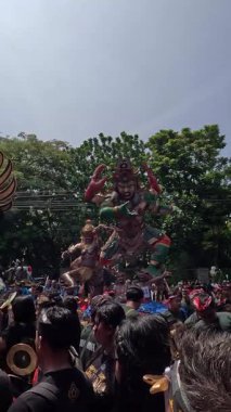 Ogoh-ogoh Festivali (Tawung Agung Kesanga) Bali 'nin Sessizlik Günü' ne (Nyepi Günü) hoş geldiniz.)