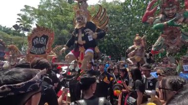 Ogoh-ogoh Festivali (Tawung Agung Kesanga) Bali 'nin Sessizlik Günü' ne (Nyepi Günü) hoş geldiniz.)