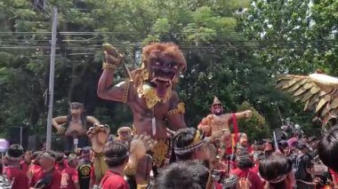 Ogoh-ogoh Festivali (Tawung Agung Kesanga) Bali 'nin Sessizlik Günü' ne (Nyepi Günü) hoş geldiniz.)
