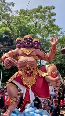 Ogoh-ogoh Festivali (Tawung Agung Kesanga) Bali 'nin Sessizlik Günü' ne (Nyepi Günü) hoş geldiniz.)