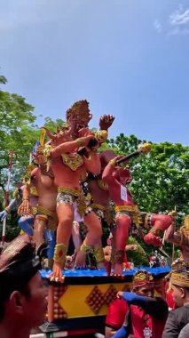 Ogoh-ogoh Festivali (Tawung Agung Kesanga) Bali 'nin Sessizlik Günü' ne (Nyepi Günü) hoş geldiniz.)