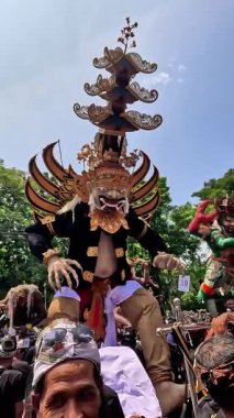 Ogoh-ogoh Festivali (Tawung Agung Kesanga) Bali 'nin Sessizlik Günü' ne (Nyepi Günü) hoş geldiniz.)