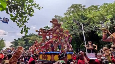 Ogoh-ogoh Festivali (Tawung Agung Kesanga) Bali 'nin Sessizlik Günü' ne (Nyepi Günü) hoş geldiniz.)