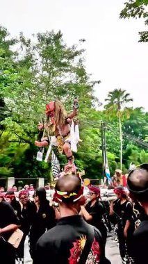 Ogoh-ogoh Festivali (Tawung Agung Kesanga) Bali 'nin Sessizlik Günü' ne (Nyepi Günü) hoş geldiniz.)