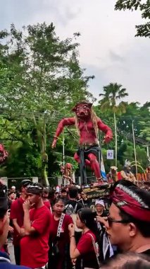 Ogoh-ogoh Festivali (Tawung Agung Kesanga) Bali 'nin Sessizlik Günü' ne (Nyepi Günü) hoş geldiniz.)