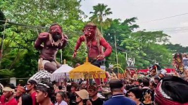 Ogoh-ogoh Festivali (Tawung Agung Kesanga) Bali 'nin Sessizlik Günü' ne (Nyepi Günü) hoş geldiniz.)