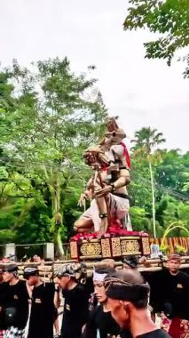 Ogoh-ogoh Festivali (Tawung Agung Kesanga) Bali 'nin Sessizlik Günü' ne (Nyepi Günü) hoş geldiniz.)
