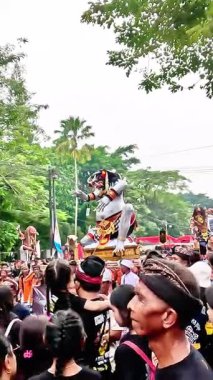 Ogoh-ogoh Festivali (Tawung Agung Kesanga) Bali 'nin Sessizlik Günü' ne (Nyepi Günü) hoş geldiniz.)