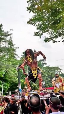 Ogoh-ogoh Festivali (Tawung Agung Kesanga) Bali 'nin Sessizlik Günü' ne (Nyepi Günü) hoş geldiniz.)