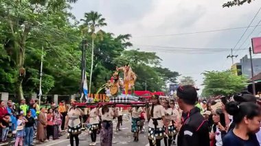 Ogoh-ogoh Festivali (Tawung Agung Kesanga) Bali 'nin Sessizlik Günü' ne (Nyepi Günü) hoş geldiniz.)