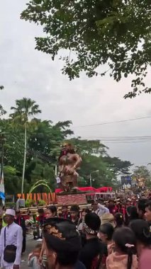 Ogoh-ogoh Festivali (Tawung Agung Kesanga) Bali 'nin Sessizlik Günü' ne (Nyepi Günü) hoş geldiniz.)