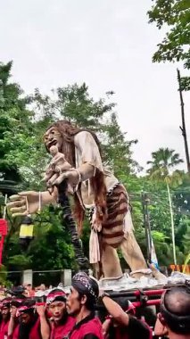 Ogoh-ogoh Festivali (Tawung Agung Kesanga) Bali 'nin Sessizlik Günü' ne (Nyepi Günü) hoş geldiniz.)