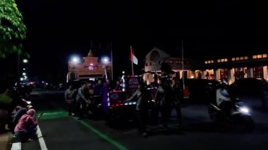 Müslümanlar bayrama devriye müziğiyle hoş geldin der. Devriye müziği, Kentongan gibi perküsyon enstrümanları kullanan bir sanat biçimidir.