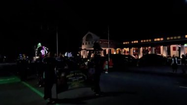 Müslümanlar bayrama devriye müziğiyle hoş geldin der. Devriye müziği, Kentongan gibi perküsyon enstrümanları kullanan bir sanat biçimidir.