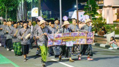 Müslümanlar bayrama devriye müziğiyle hoş geldin der. Devriye müziği, Kentongan gibi perküsyon enstrümanları kullanan bir sanat biçimidir.