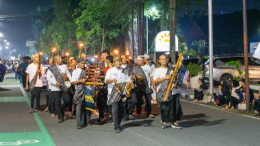 Müslümanlar bayrama devriye müziğiyle hoş geldin der. Devriye müziği, Kentongan gibi perküsyon enstrümanları kullanan bir sanat biçimidir.