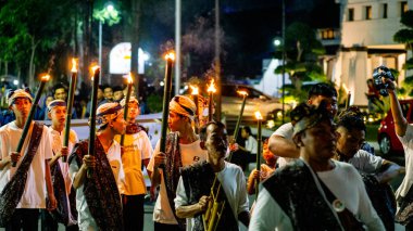 Müslümanlar bayrama devriye müziğiyle hoş geldin der. Devriye müziği, Kentongan gibi perküsyon enstrümanları kullanan bir sanat biçimidir.