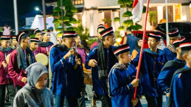 Müslümanlar bayrama devriye müziğiyle hoş geldin der. Devriye müziği, Kentongan gibi perküsyon enstrümanları kullanan bir sanat biçimidir.