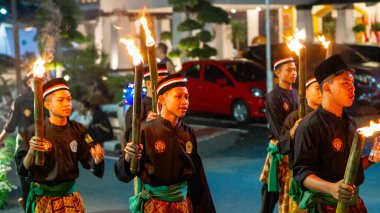 Müslümanlar bayrama devriye müziğiyle hoş geldin der. Devriye müziği, Kentongan gibi perküsyon enstrümanları kullanan bir sanat biçimidir.
