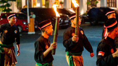 Müslümanlar bayrama devriye müziğiyle hoş geldin der. Devriye müziği, Kentongan gibi perküsyon enstrümanları kullanan bir sanat biçimidir.