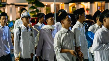 Müslümanlar bayrama devriye müziğiyle hoş geldin der. Devriye müziği, Kentongan gibi perküsyon enstrümanları kullanan bir sanat biçimidir.