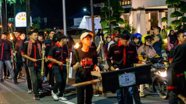 Müslümanlar bayrama devriye müziğiyle hoş geldin der. Devriye müziği, Kentongan gibi perküsyon enstrümanları kullanan bir sanat biçimidir.