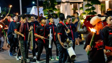 Müslümanlar bayrama devriye müziğiyle hoş geldin der. Devriye müziği, Kentongan gibi perküsyon enstrümanları kullanan bir sanat biçimidir.