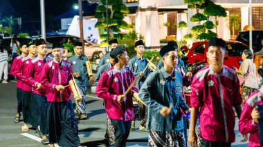 Müslümanlar bayrama devriye müziğiyle hoş geldin der. Devriye müziği, Kentongan gibi perküsyon enstrümanları kullanan bir sanat biçimidir.