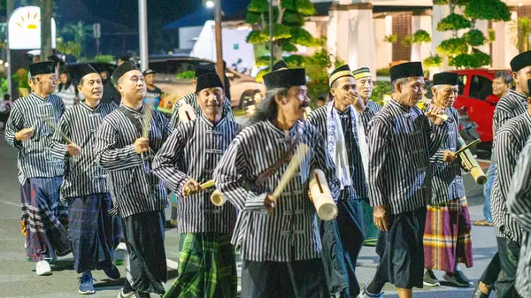 Müslümanlar bayrama devriye müziğiyle hoş geldin der. Devriye müziği, Kentongan gibi perküsyon enstrümanları kullanan bir sanat biçimidir.