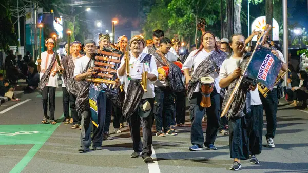 Müslümanlar bayrama devriye müziğiyle hoş geldin der. Devriye müziği, Kentongan gibi perküsyon enstrümanları kullanan bir sanat biçimidir.