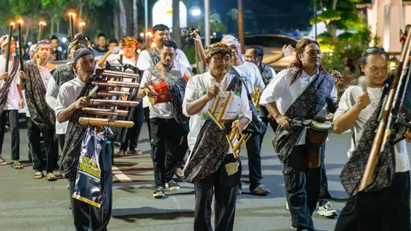 Müslümanlar bayrama devriye müziğiyle hoş geldin der. Devriye müziği, Kentongan gibi perküsyon enstrümanları kullanan bir sanat biçimidir.