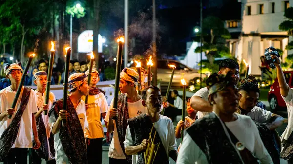 Müslümanlar bayrama devriye müziğiyle hoş geldin der. Devriye müziği, Kentongan gibi perküsyon enstrümanları kullanan bir sanat biçimidir.