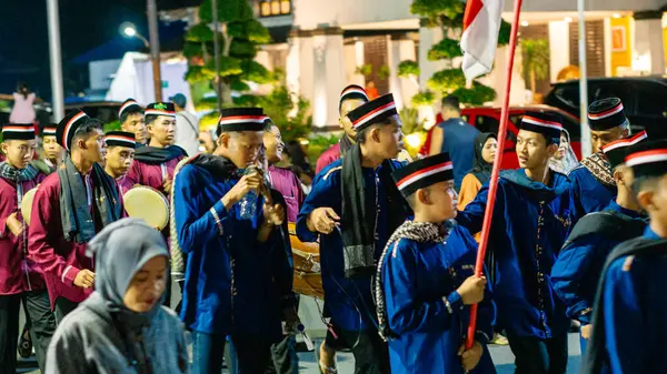 Müslümanlar bayrama devriye müziğiyle hoş geldin der. Devriye müziği, Kentongan gibi perküsyon enstrümanları kullanan bir sanat biçimidir.