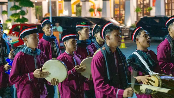 Müslümanlar bayrama devriye müziğiyle hoş geldin der. Devriye müziği, Kentongan gibi perküsyon enstrümanları kullanan bir sanat biçimidir.