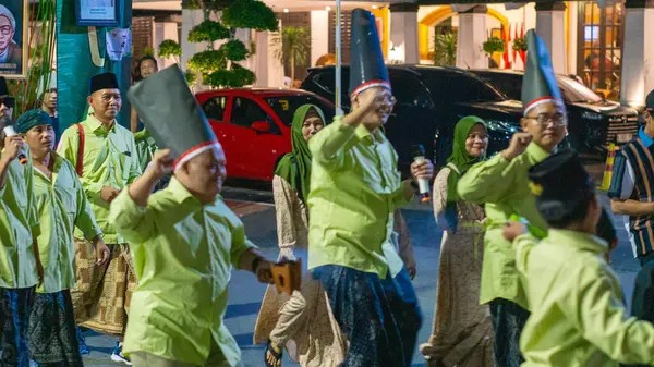 Müslümanlar bayrama devriye müziğiyle hoş geldin der. Devriye müziği, Kentongan gibi perküsyon enstrümanları kullanan bir sanat biçimidir.