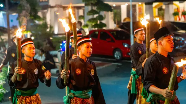 Müslümanlar bayrama devriye müziğiyle hoş geldin der. Devriye müziği, Kentongan gibi perküsyon enstrümanları kullanan bir sanat biçimidir.