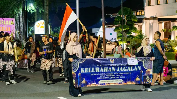 Müslümanlar bayrama devriye müziğiyle hoş geldin der. Devriye müziği, Kentongan gibi perküsyon enstrümanları kullanan bir sanat biçimidir.