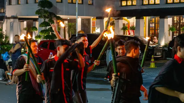 Müslümanlar bayrama devriye müziğiyle hoş geldin der. Devriye müziği, Kentongan gibi perküsyon enstrümanları kullanan bir sanat biçimidir.