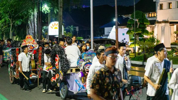 Müslümanlar bayrama devriye müziğiyle hoş geldin der. Devriye müziği, Kentongan gibi perküsyon enstrümanları kullanan bir sanat biçimidir.