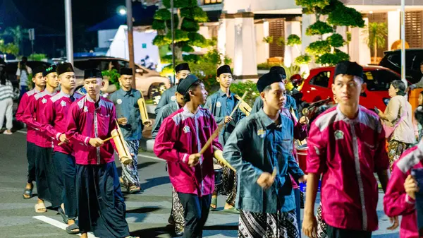 Müslümanlar bayrama devriye müziğiyle hoş geldin der. Devriye müziği, Kentongan gibi perküsyon enstrümanları kullanan bir sanat biçimidir.