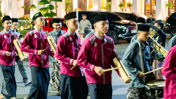 Müslümanlar bayrama devriye müziğiyle hoş geldin der. Devriye müziği, Kentongan gibi perküsyon enstrümanları kullanan bir sanat biçimidir.