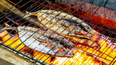 Soya soslu ızgara balık (ikan bakar) lezzetli ve lezzetli görünüyor. Endonezya yemekleri
