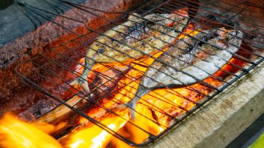 Soya soslu ızgara balık (ikan bakar) lezzetli ve lezzetli görünüyor. Endonezya yemekleri