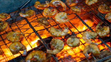 Soya soslu ızgara karides (udang bakar) lezzetli ve lezzetli görünüyor. Endonezya yemekleri