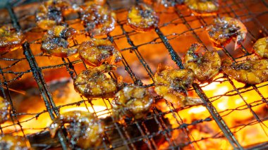Soya soslu ızgara karides (udang bakar) lezzetli ve lezzetli görünüyor. Endonezya yemekleri