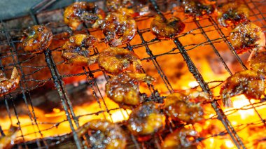 Soya soslu ızgara karides (udang bakar) lezzetli ve lezzetli görünüyor. Endonezya yemekleri